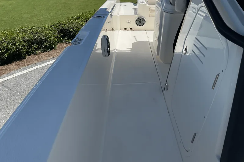 Slide: The Image of Boston Whaler 28 DAUNTLESS 2024 - 26