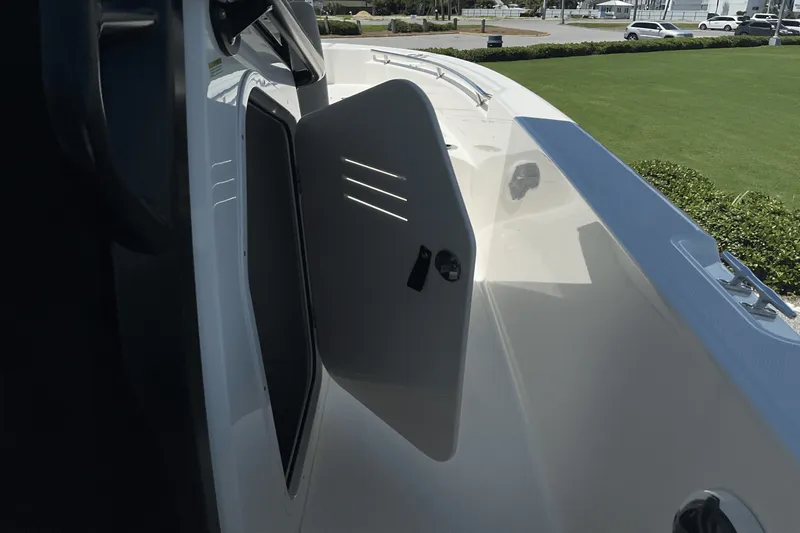 Slide: The Image of Boston Whaler 28 DAUNTLESS 2024 - 27