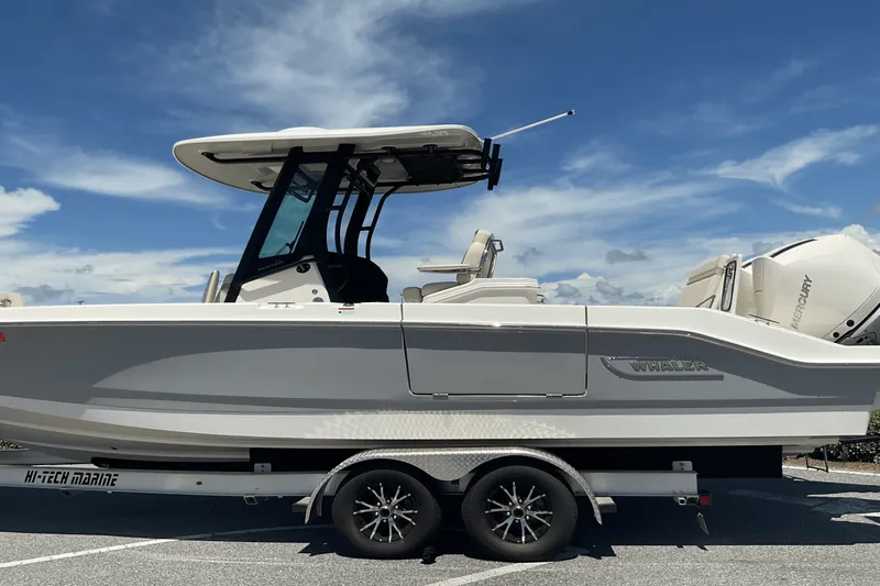 Slide: The Image of Boston Whaler 28 DAUNTLESS 2024 - 3