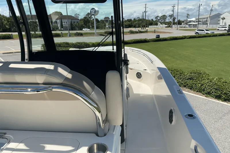 Slide: The Image of Boston Whaler 28 DAUNTLESS 2024 - 31