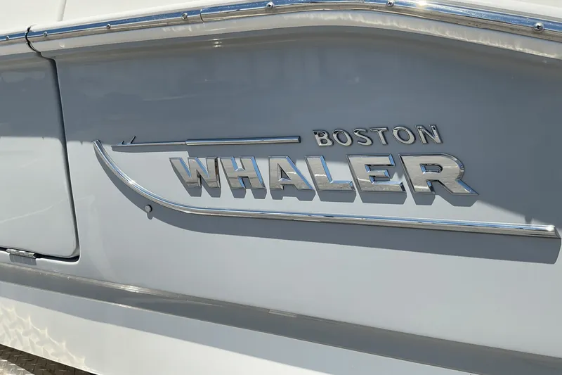 Slide: The Image of Boston Whaler 28 DAUNTLESS 2024 - 6