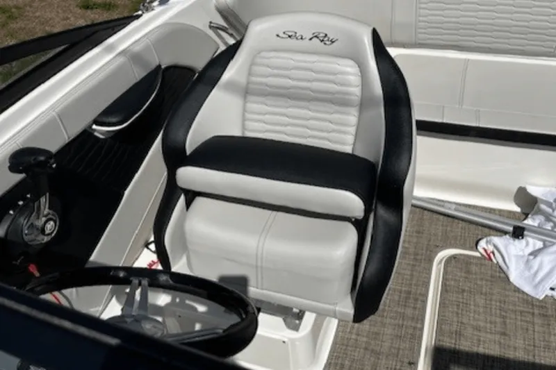 Slide: The Image of Sea Ray 190 SPX OUTBOARD 2021 - 10
