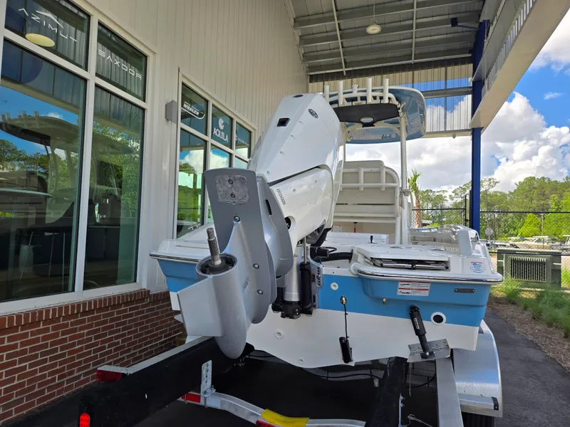 Slide: The Image of Boston Whaler 250 Dauntless 2026 - 1