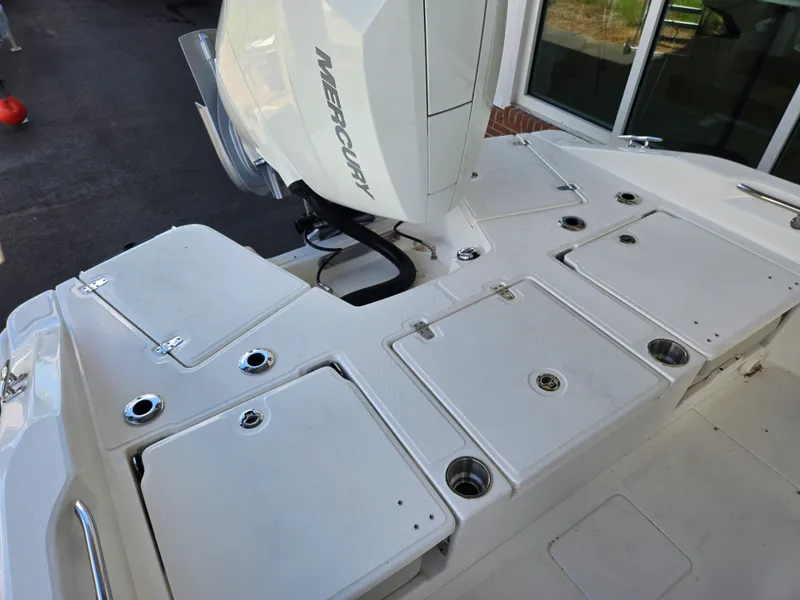 Slide: The Image of Boston Whaler 250 Dauntless 2026 - 3