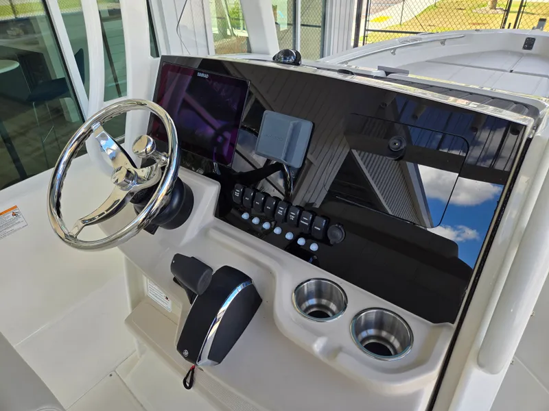 Slide: The Image of Boston Whaler 250 Dauntless 2026 - 10