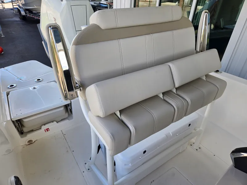 Slide: The Image of Boston Whaler 250 Dauntless 2026 - 8