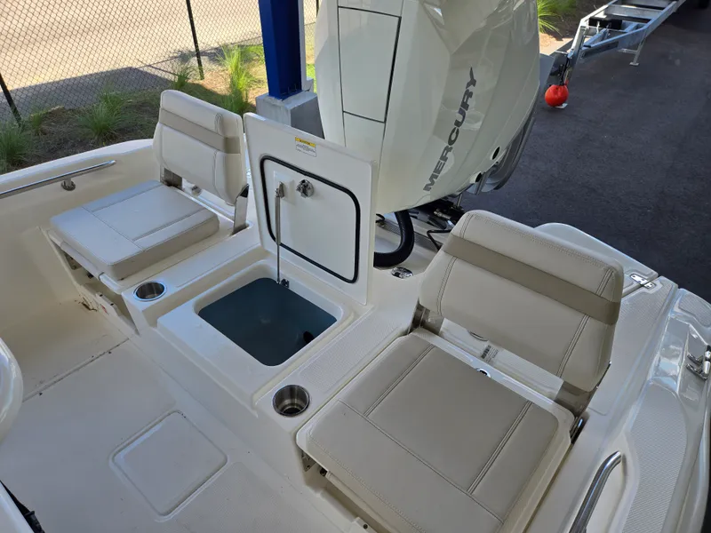 Slide: The Image of Boston Whaler 250 Dauntless 2026 - 4