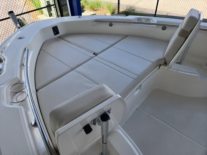 Slide: The Image of Boston Whaler 250 Dauntless 2026 - 16
