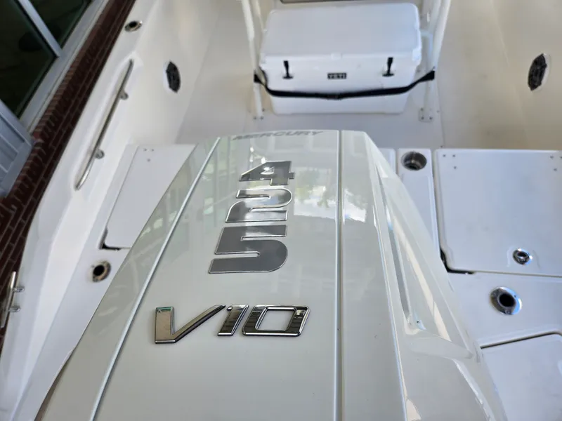 Slide: The Image of Boston Whaler 250 Dauntless 2026 - 5