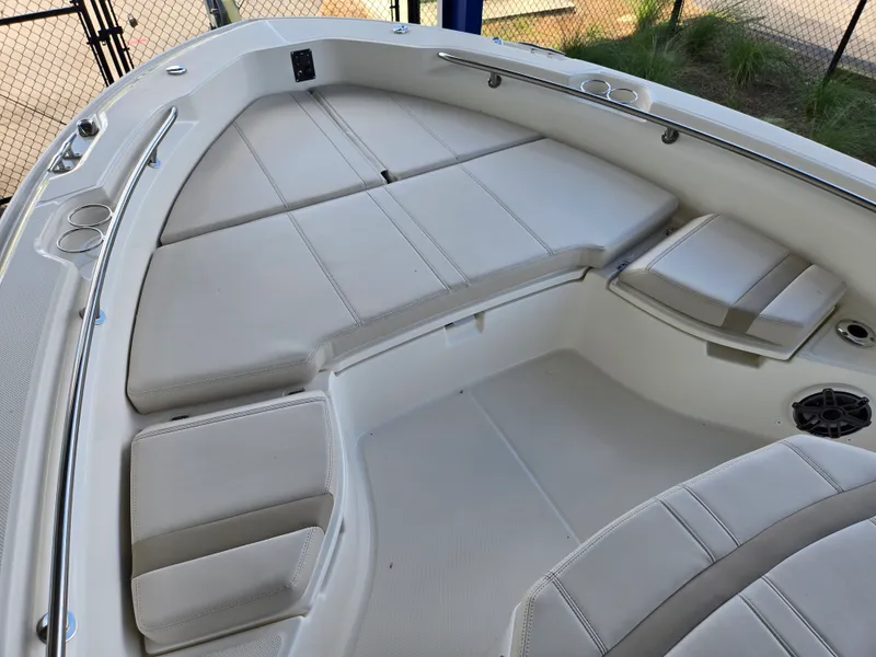 Slide: The Image of Boston Whaler 250 Dauntless 2026 - 15
