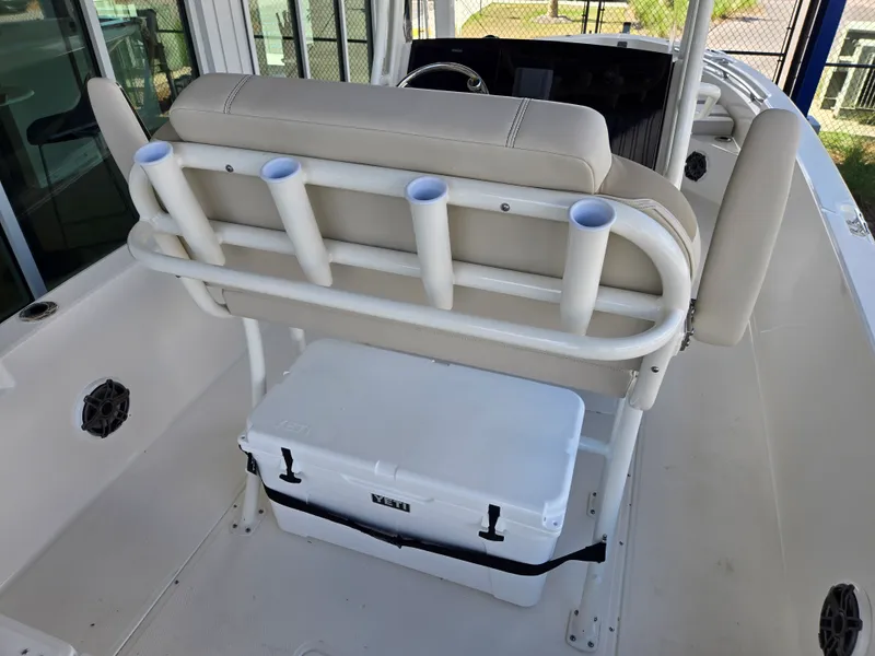Slide: The Image of Boston Whaler 250 Dauntless 2026 - 6