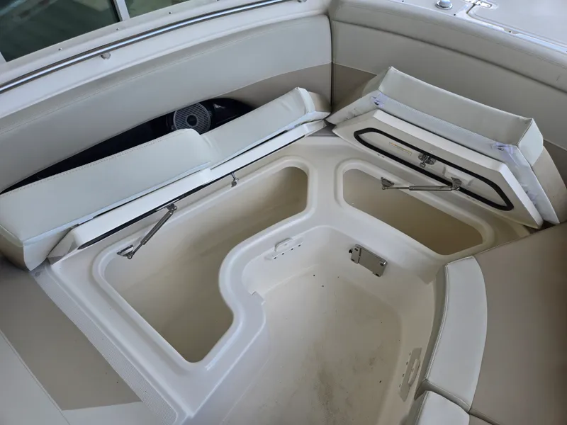 Slide: The Image of Boston Whaler 240 Vantage 2026 - 21
