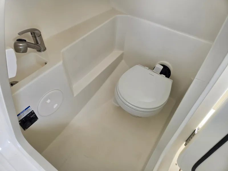 Slide: The Image of Boston Whaler 240 Vantage 2026 - 11