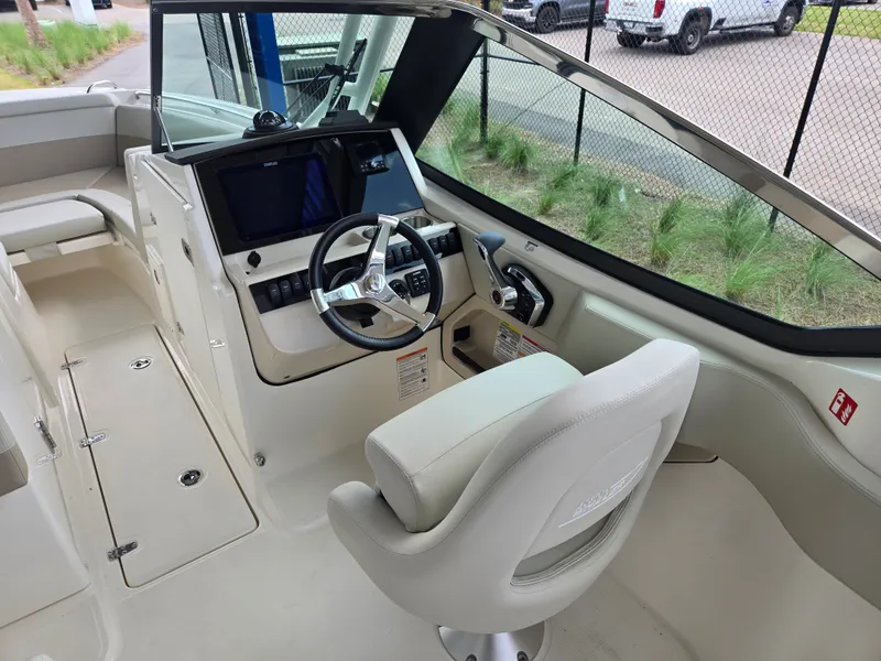 Slide: The Image of Boston Whaler 240 Vantage 2026 - 12
