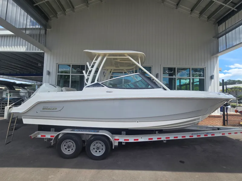 The Image of Boston Whaler 240 Vantage 2026 - 0