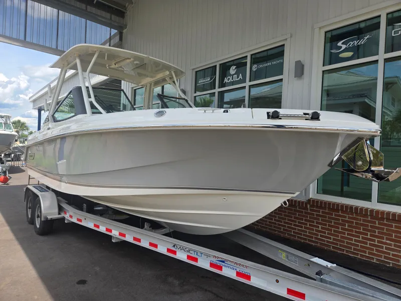 Slide: The Image of Boston Whaler 240 Vantage 2026 - 23