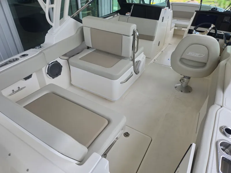 Slide: The Image of Boston Whaler 240 Vantage 2026 - 3
