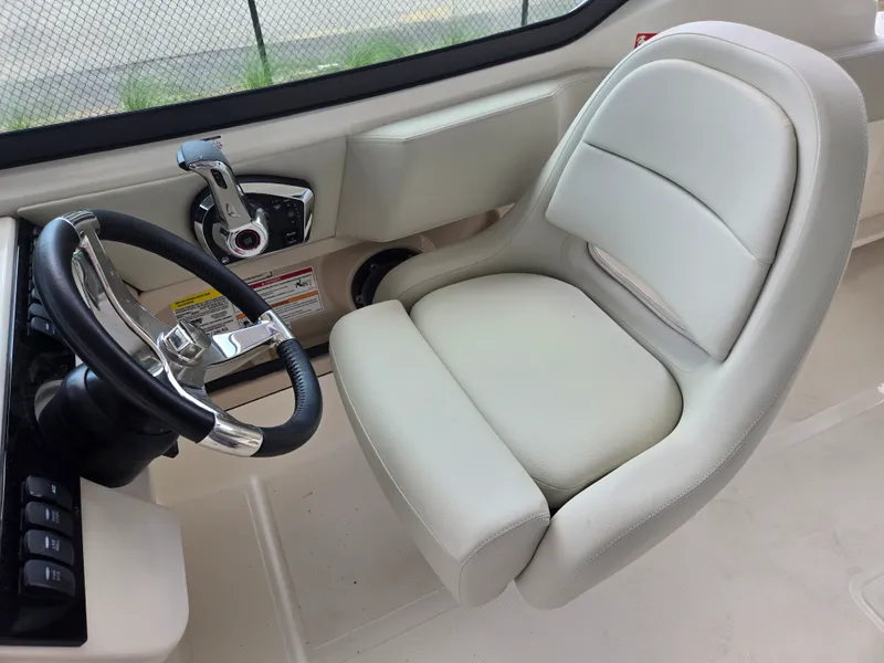 Slide: The Image of Boston Whaler 240 Vantage 2026 - 13