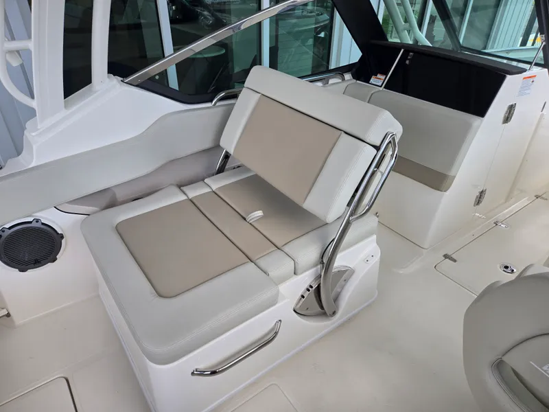Slide: The Image of Boston Whaler 240 Vantage 2026 - 6