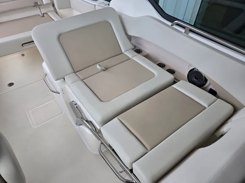 Slide: The Image of Boston Whaler 240 Vantage 2026 - 8