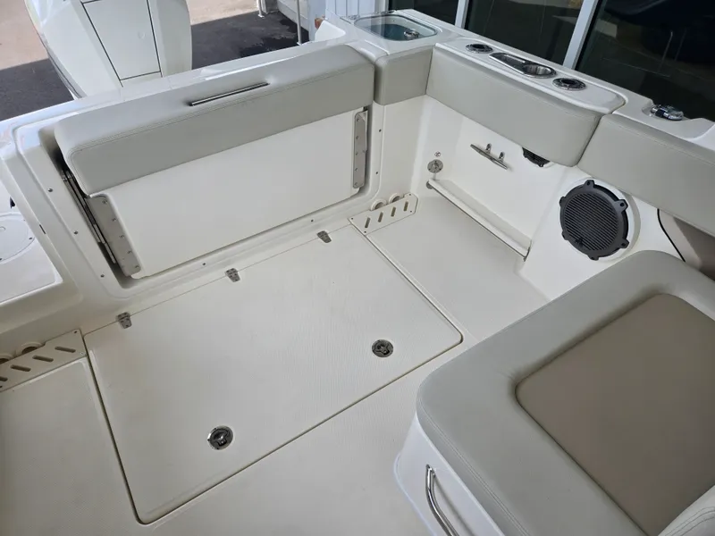 Slide: The Image of Boston Whaler 240 Vantage 2026 - 4