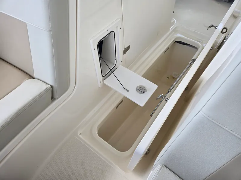 Slide: The Image of Boston Whaler 240 Vantage 2026 - 16