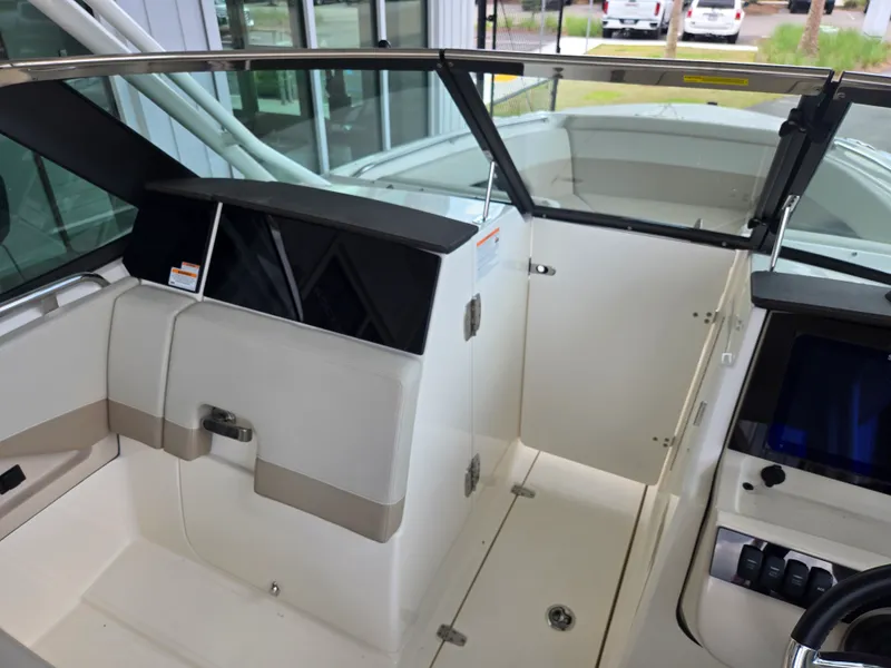 Slide: The Image of Boston Whaler 240 Vantage 2026 - 10