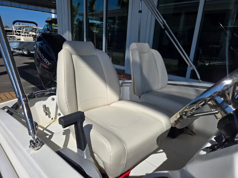 Slide: The Image of Boston Whaler 130 Super Sport 2026 - 5
