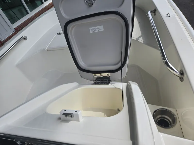 Slide: The Image of Boston Whaler 130 Super Sport 2026 - 6