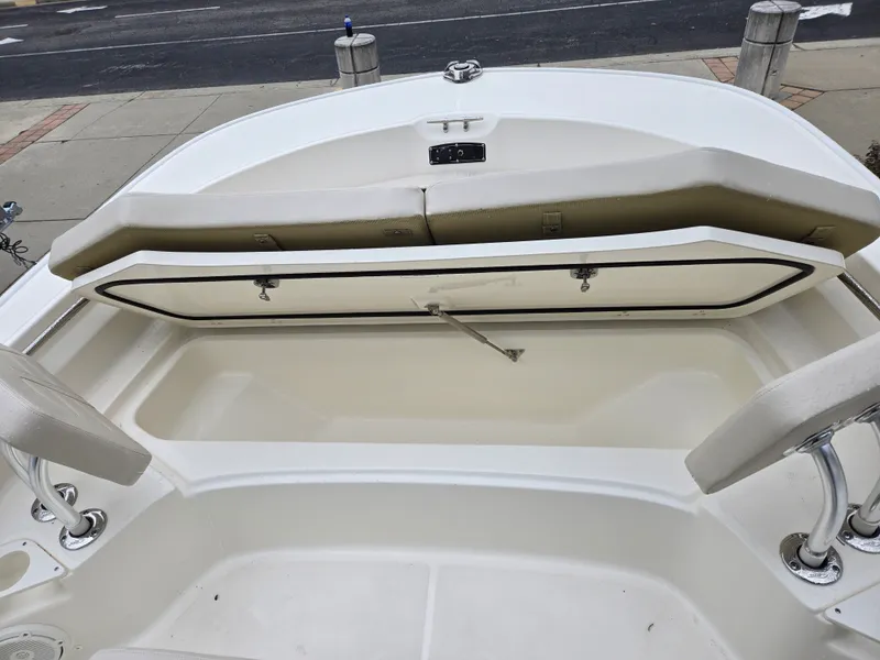 Slide: The Image of Boston Whaler 210 Montauk 2026 - 15