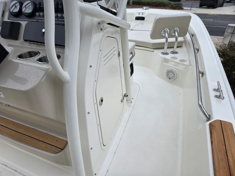 Slide: The Image of Boston Whaler 210 Montauk 2026 - 11