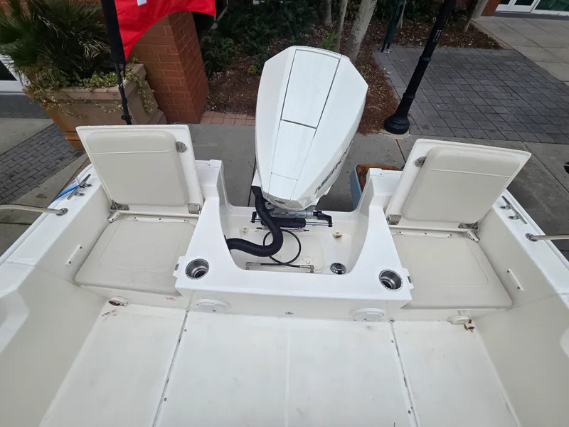 Slide: The Image of Boston Whaler 210 Montauk 2026 - 4