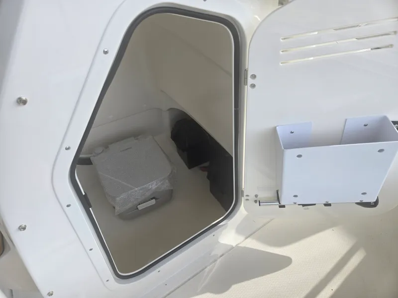 Slide: The Image of Boston Whaler 210 Montauk 2026 - 12