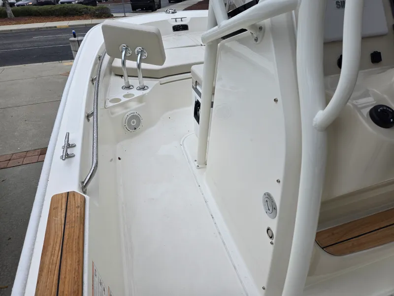 Slide: The Image of Boston Whaler 210 Montauk 2026 - 10