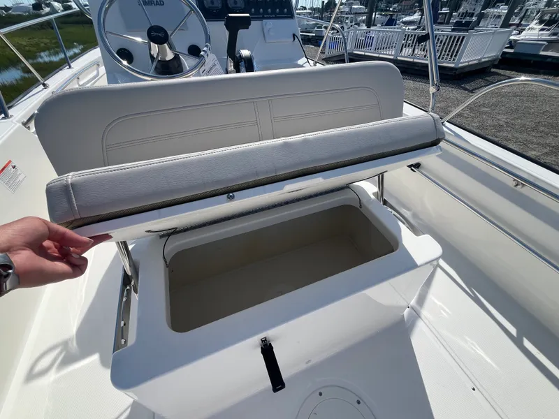 Slide: The Image of Boston Whaler 190 Montauk 2026 - 7