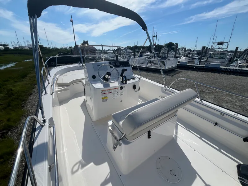 Slide: The Image of Boston Whaler 190 Montauk 2026 - 5