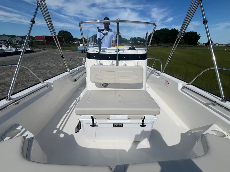 Slide: The Image of Boston Whaler 190 Montauk 2026 - 12