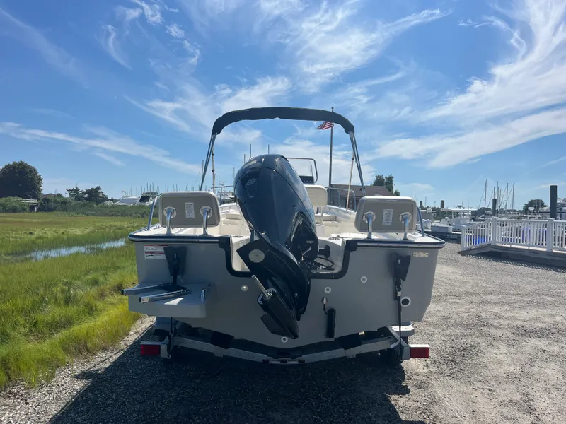 Slide: The Image of Boston Whaler 190 Montauk 2026 - 1