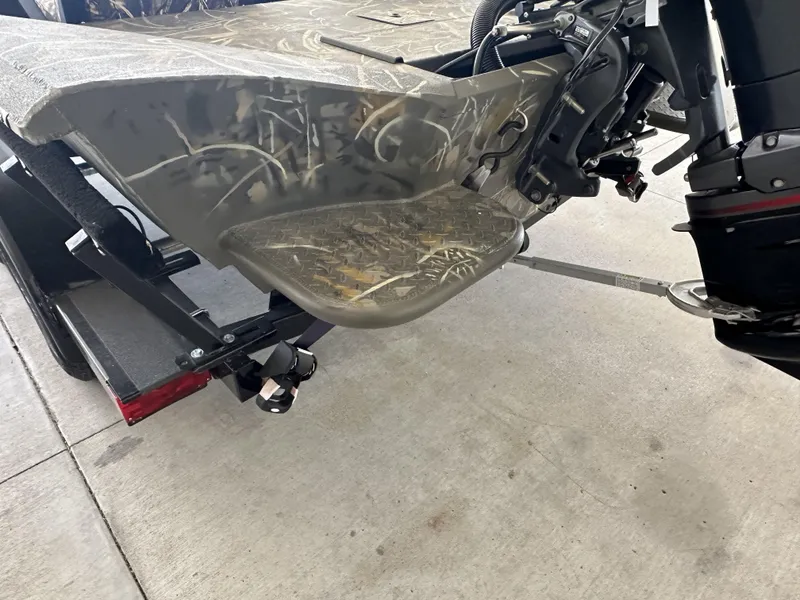 Slide: The Image of War Eagle 961LDBR Black Hawk Side Console 2025 - 16