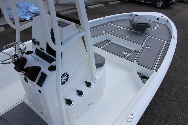 Slide: The Image of 2023 Avid AVID 23 MAG boat interior with console and seating. - 15