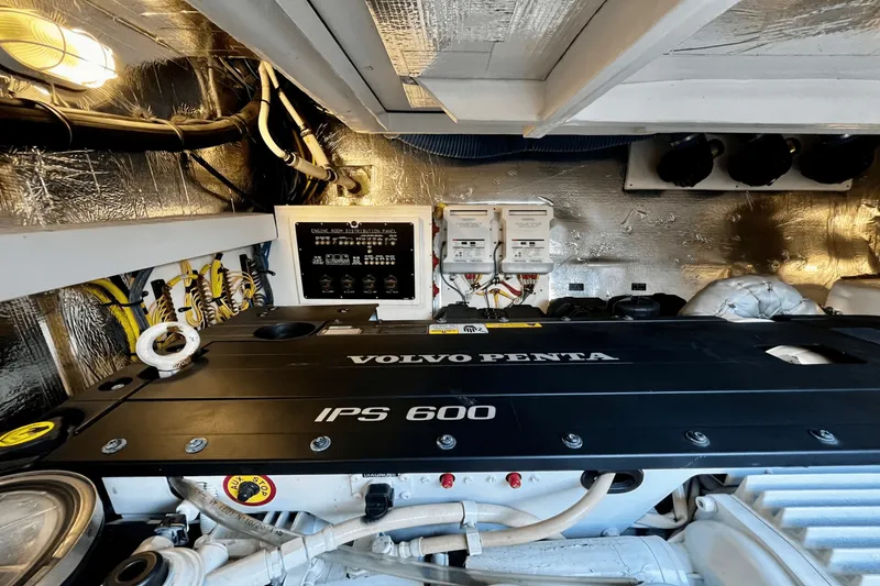 Slide: The Image of Cruisers Yachts 45 CANTIUS 2017 - 40