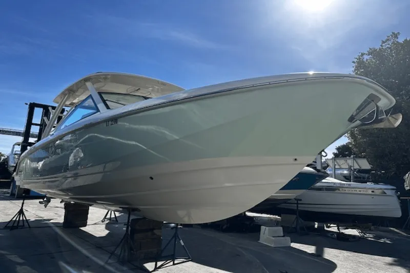 Slide: The Image of Boston Whaler 320 VANTAGE 2017 - 1