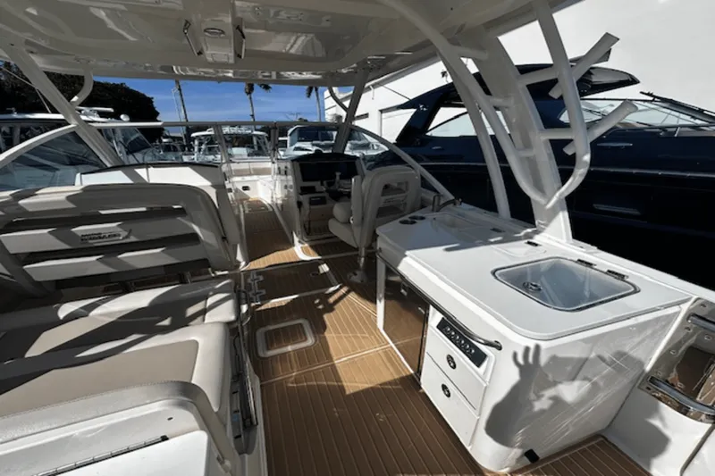 Slide: The Image of Boston Whaler 320 VANTAGE 2017 - 10