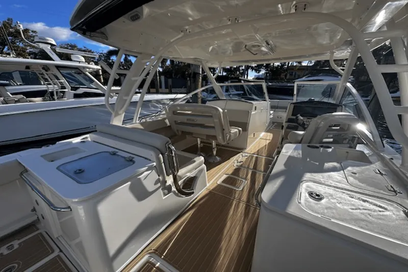 Slide: The Image of Boston Whaler 320 VANTAGE 2017 - 14