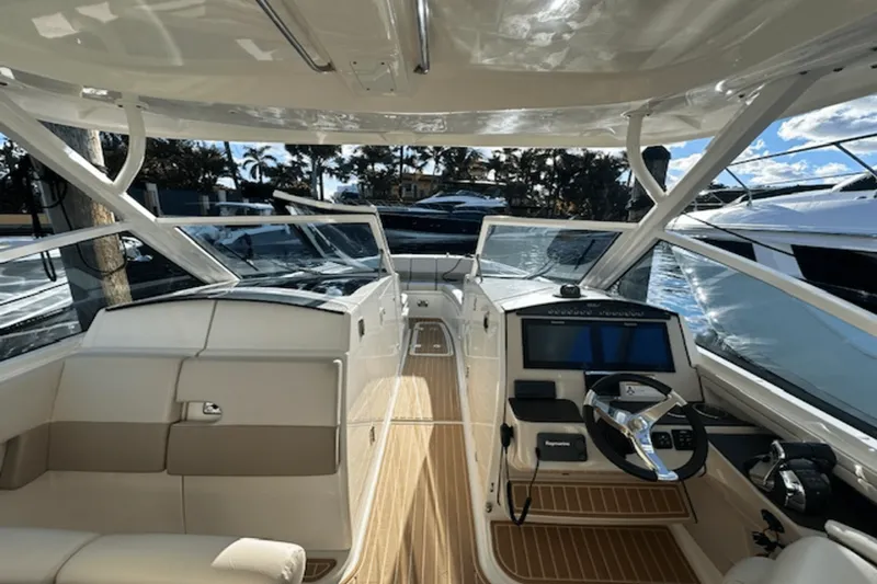 Slide: The Image of Boston Whaler 320 VANTAGE 2017 - 15