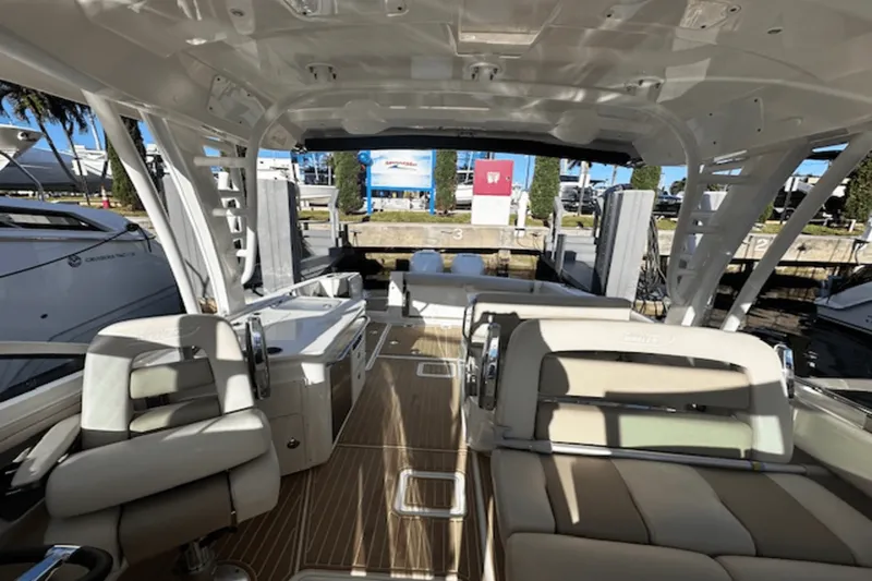 Slide: The Image of Boston Whaler 320 VANTAGE 2017 - 16