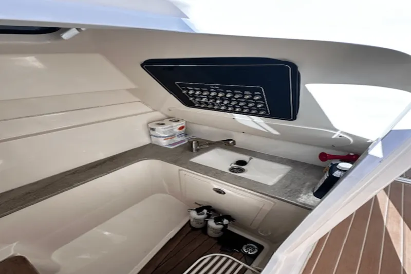 Slide: The Image of Boston Whaler 320 VANTAGE 2017 - 17