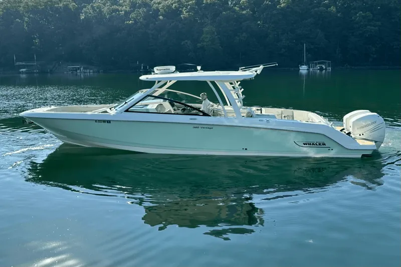 Slide: The Image of Boston Whaler 320 VANTAGE 2017 - 2