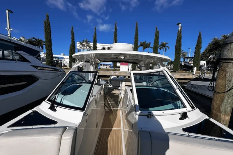 Slide: The Image of Boston Whaler 320 VANTAGE 2017 - 20