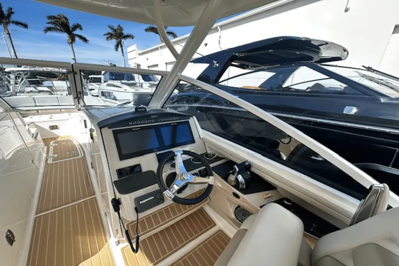 Slide: The Image of Boston Whaler 320 VANTAGE 2017 - 8